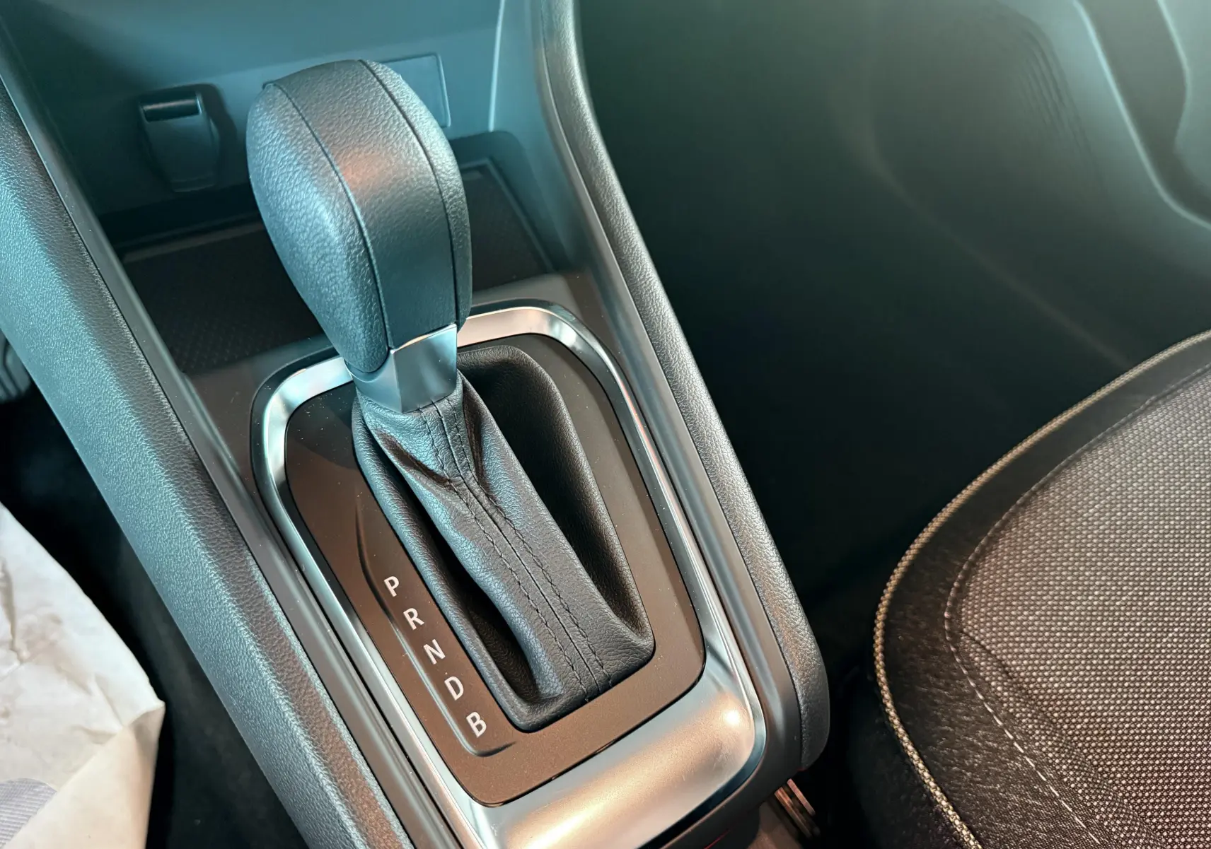 Le levier de vitesses automatique en cuir noir du Renault Captur E-Tech hybride 2025, vue rapprochée intérieure.