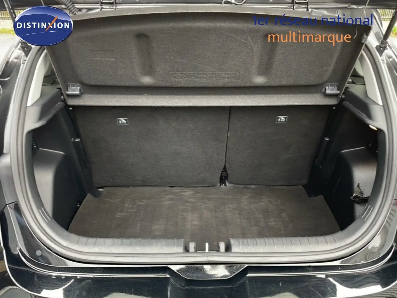 Coffre ouvert de la Hyundai i20 2025 noir Phantom Metal, montrant l'espace de chargement intérieur propre et spacieux.