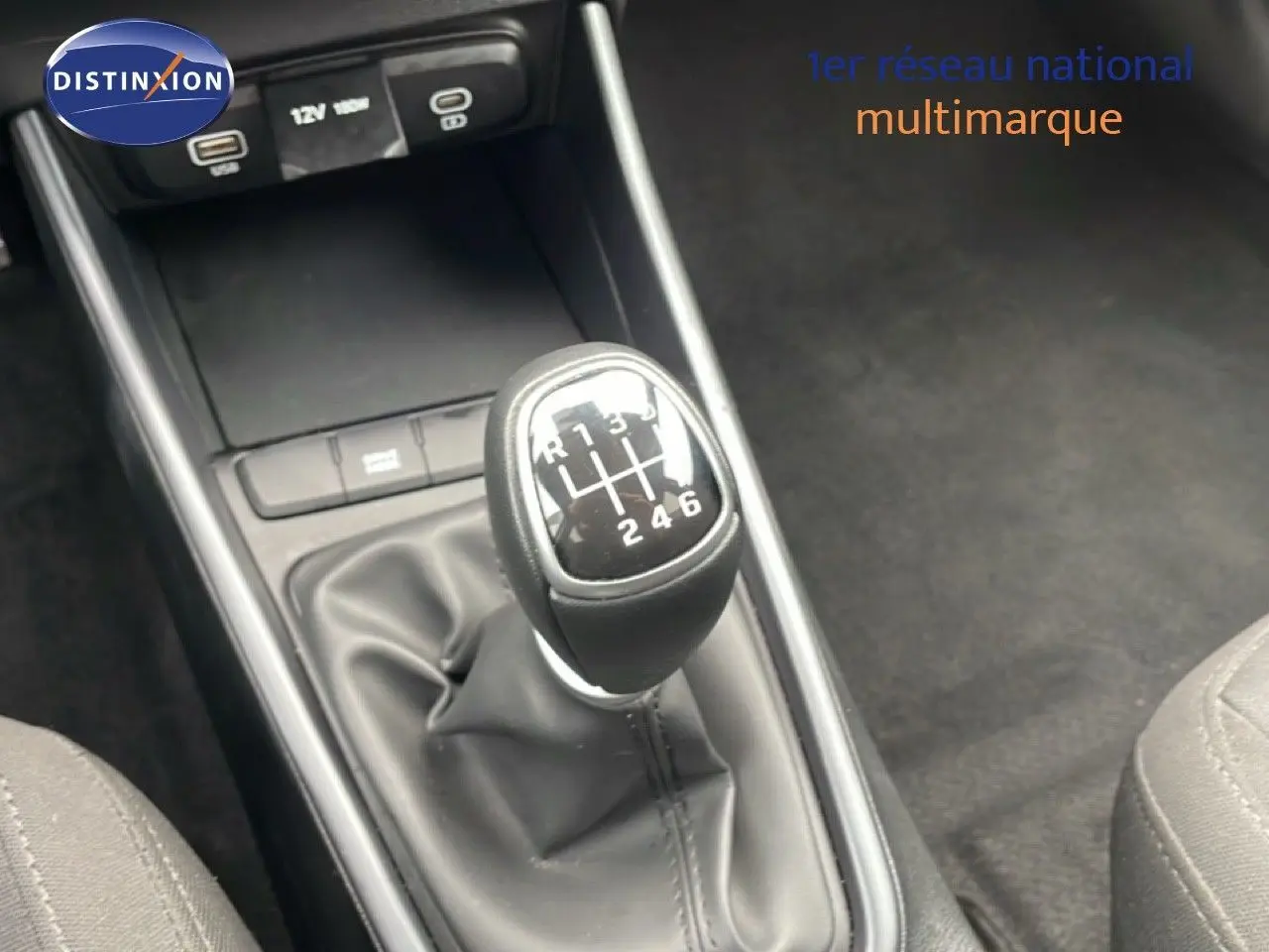 Le levier de vitesses manuel de la Hyundai i20 2025 en noir Phantom Metal, vu en gros plan depuis l'intérieur central.