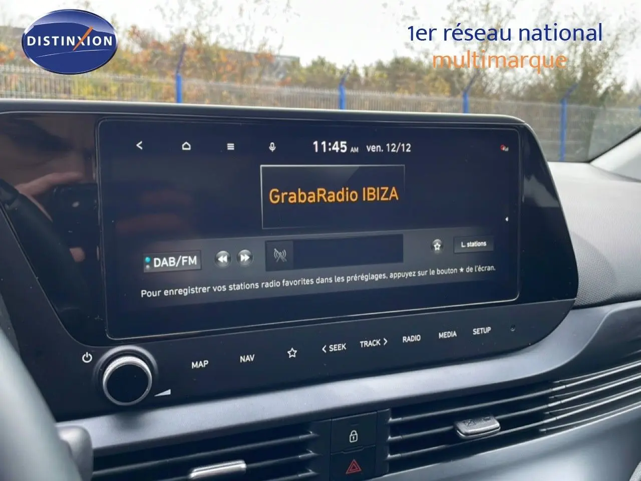 Écran tactile central de la Hyundai i20 2025 affichant la radio GrabaRadio IBIZA en intérieur noir.