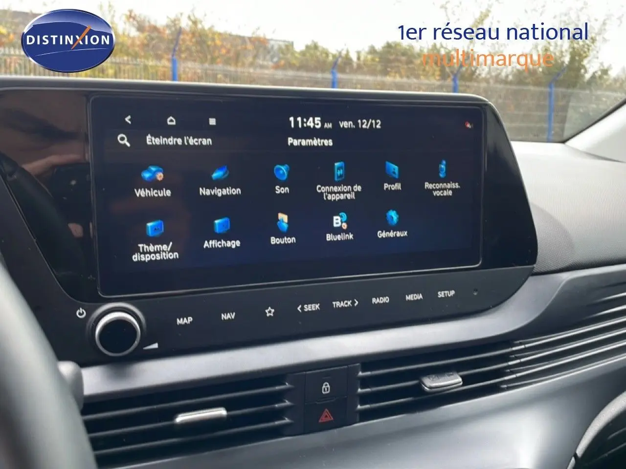 Écran tactile central du tableau de bord de la Hyundai i20 2025 noir Phantom Metal, avec commandes multimédia visibles.