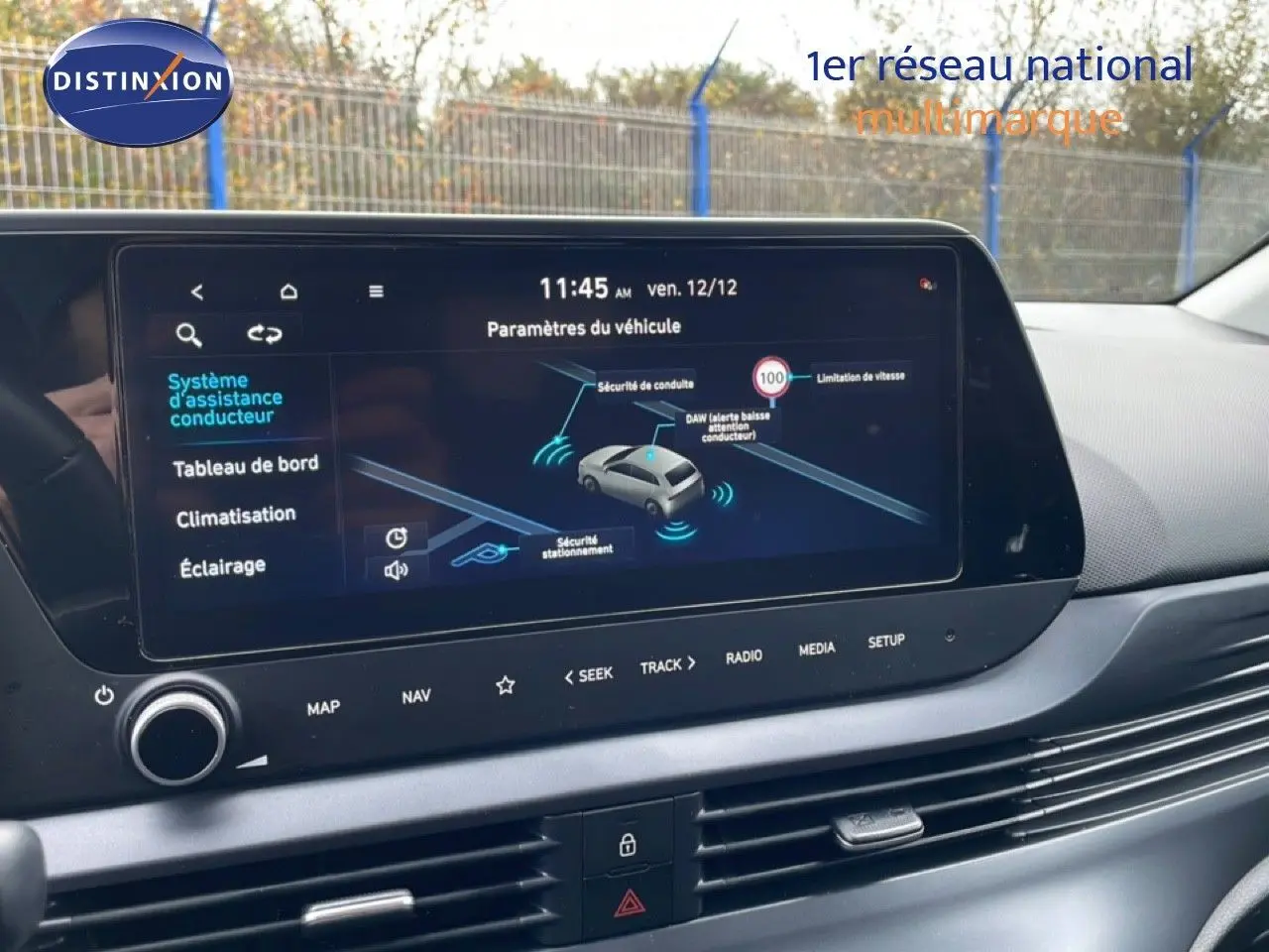 Écran tactile central de la Hyundai i20 2025 affichant les paramètres d'assistance à la conduite, intérieur moderne noir.