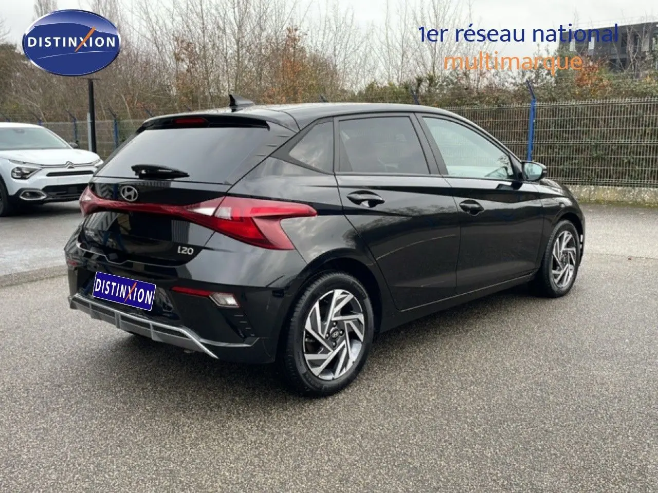 Vue 3/4 arrière droite d'une Hyundai i20 noire Phantom Metal 2025 avec feux arrière LED et jantes alliage distinctives.