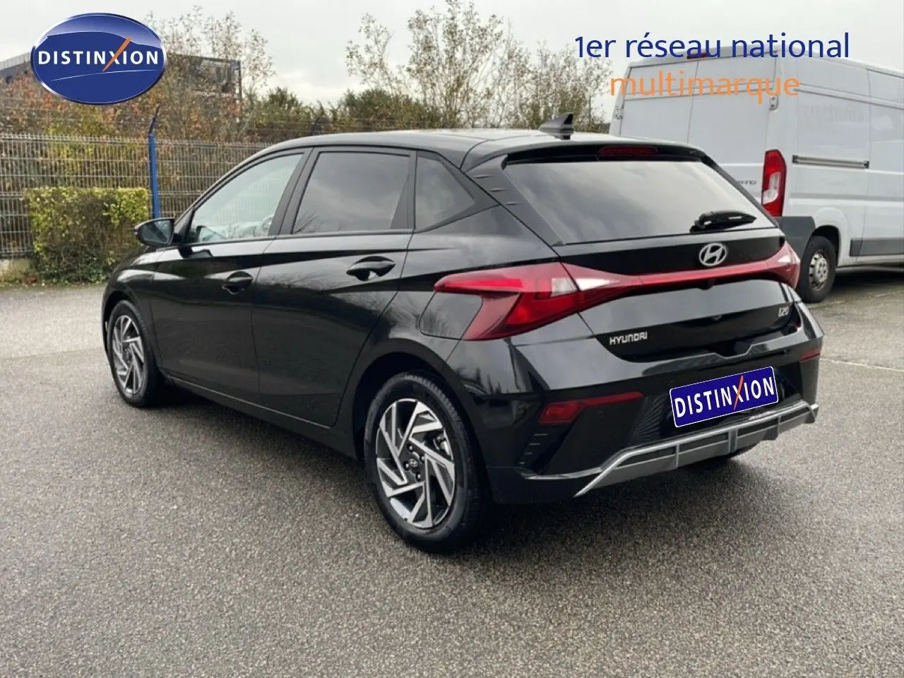 Vue 3/4 arrière droite d'une Hyundai i20 2025 noire Phantom Metal avec feux LED et jantes alliage distinctives.