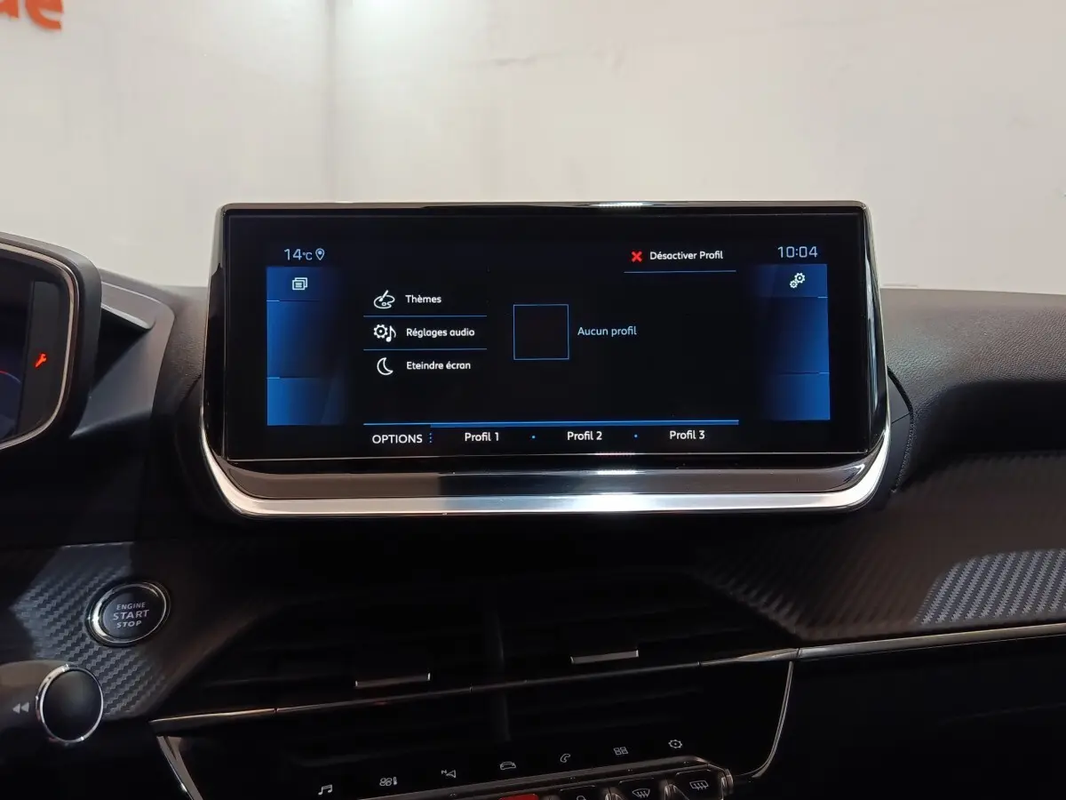 Écran tactile central 10 pouces de la Peugeot 208 PureTech 100, vue frontale du tableau de bord noir.