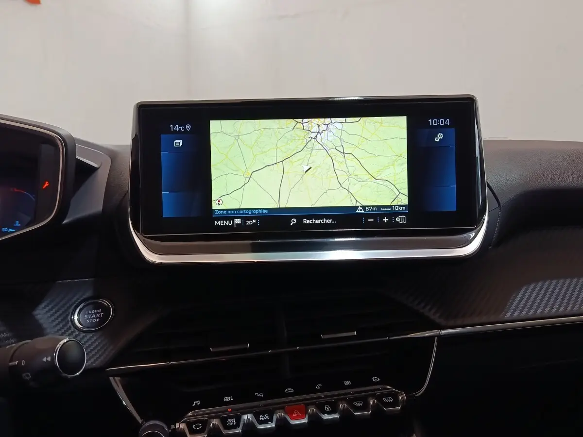 Écran tactile central affichant la navigation dans l’habitacle noir du Peugeot 208 PureTech 100 S&S Allure Business.