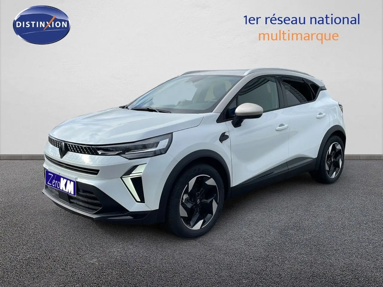 Renault Captur E-Tech hybride blanc nacré avec toit beige, vu de 3/4 avant droit sur fond neutre.
