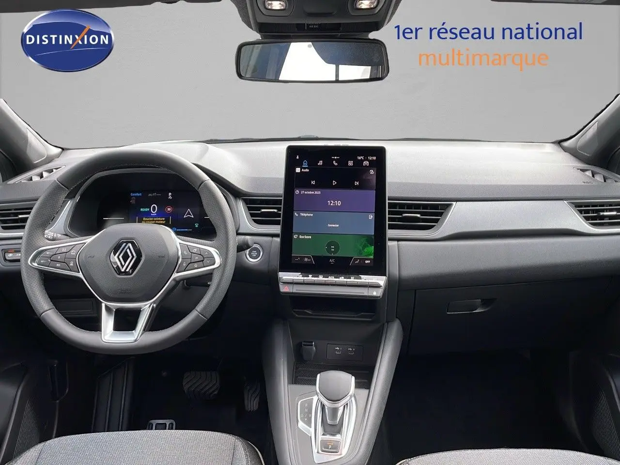 Intérieur du Renault Captur 2025 E-Tech hybride, vue frontale du tableau de bord avec écran tactile vertical et volant multifonction.