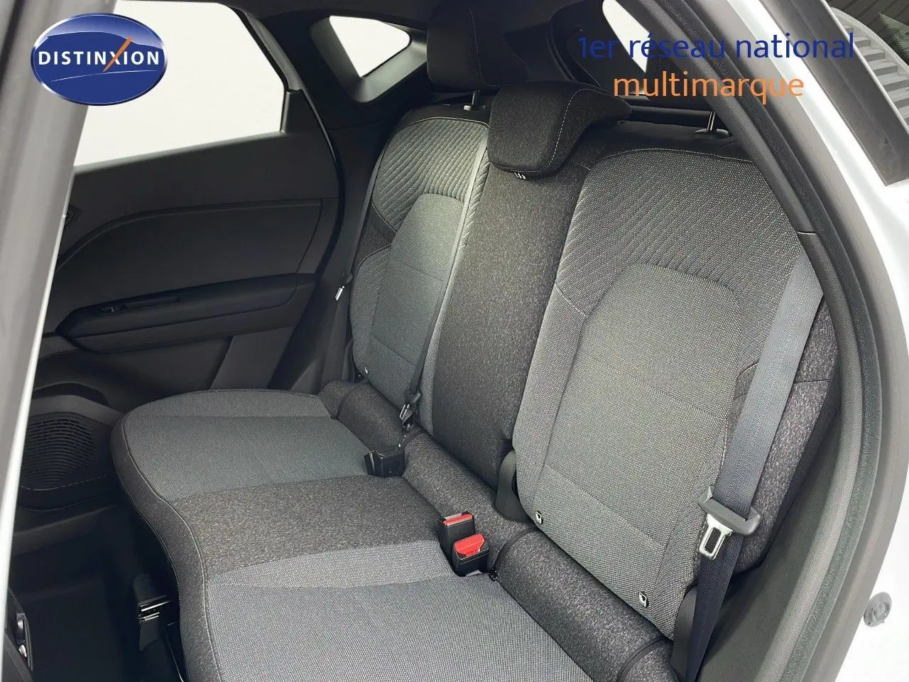 Vue côté gauche des sièges arrière gris foncé du Renault Captur E-Tech hybride 2025 blanc nacré avec toit beige.