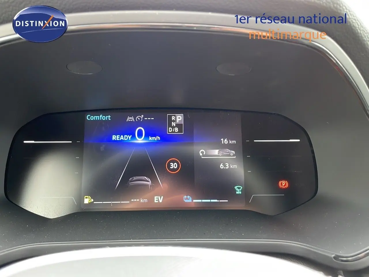 Tableau de bord numérique du Renault Captur E-Tech Hybrid 2025 affichant la vitesse, mode confort et indicateurs d'assistance.