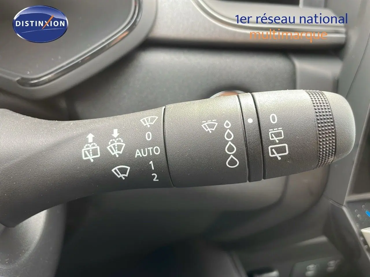 Gros plan sur la commande d'essuie-glace du Renault Captur E-Tech blanc nacré, détails des réglages visibles.