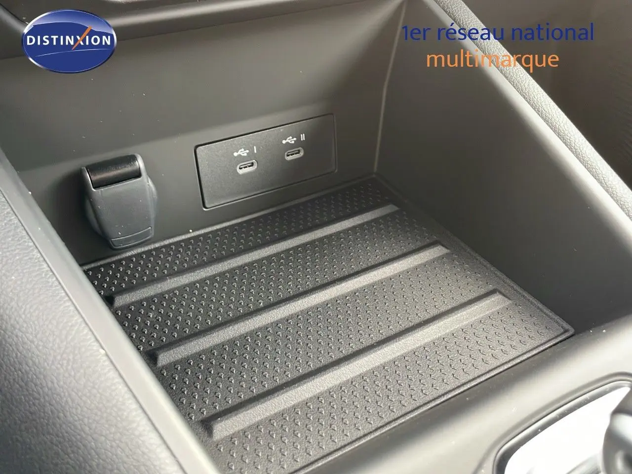 Gros plan sur la console centrale du Renault Captur E-Tech 2025 montrant deux ports USB et une prise 12V.