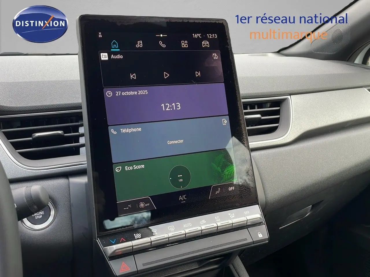 Écran tactile central vertical du tableau de bord du Renault Captur blanc nacré, affichant les commandes multimédia et climatisation.