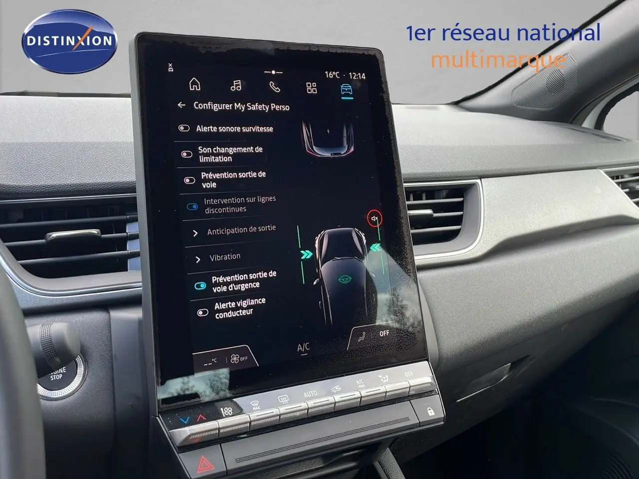 Vue rapprochée de la console centrale tactile du Renault Captur blanc nacré avec toit beige, affichant les réglages de sécurité.