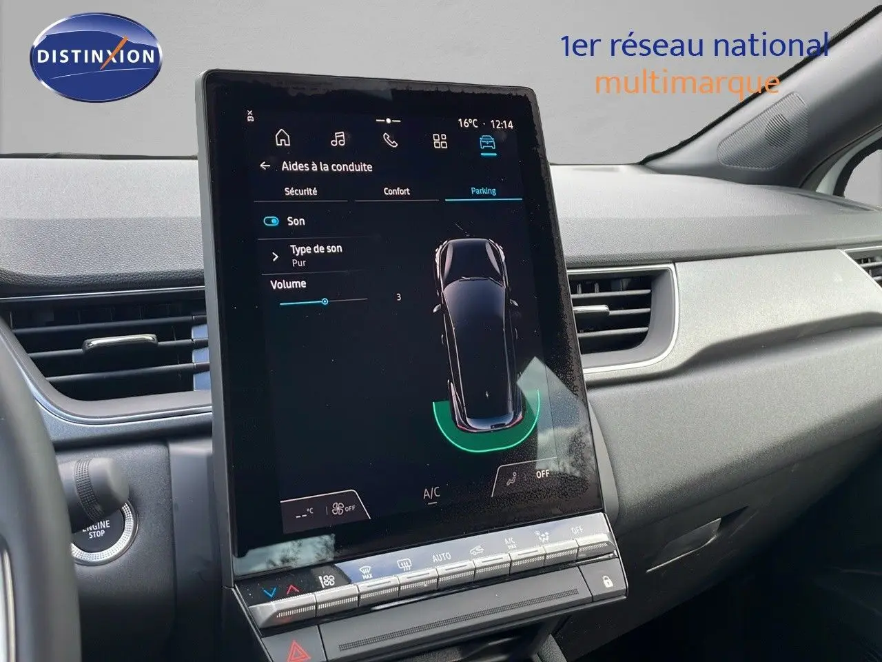 Écran tactile central affichant l'aide au stationnement dans l'habitacle gris du Renault Captur blanc nacré 2025.