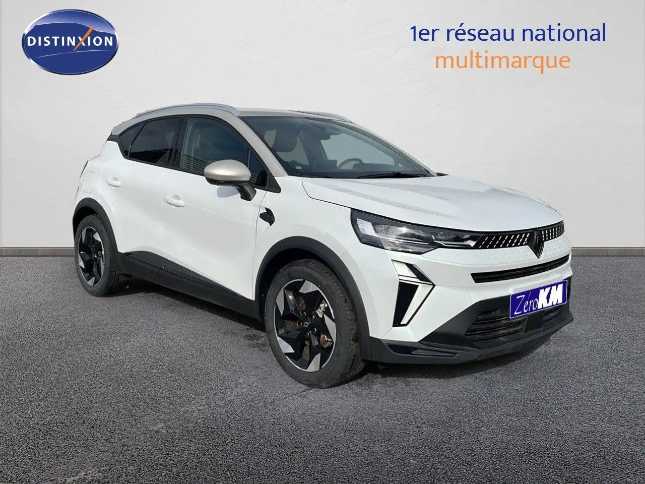 Renault Captur E-Tech hybride blanc nacré vue 3/4 avant avec toit beige et jantes noires distinctives.