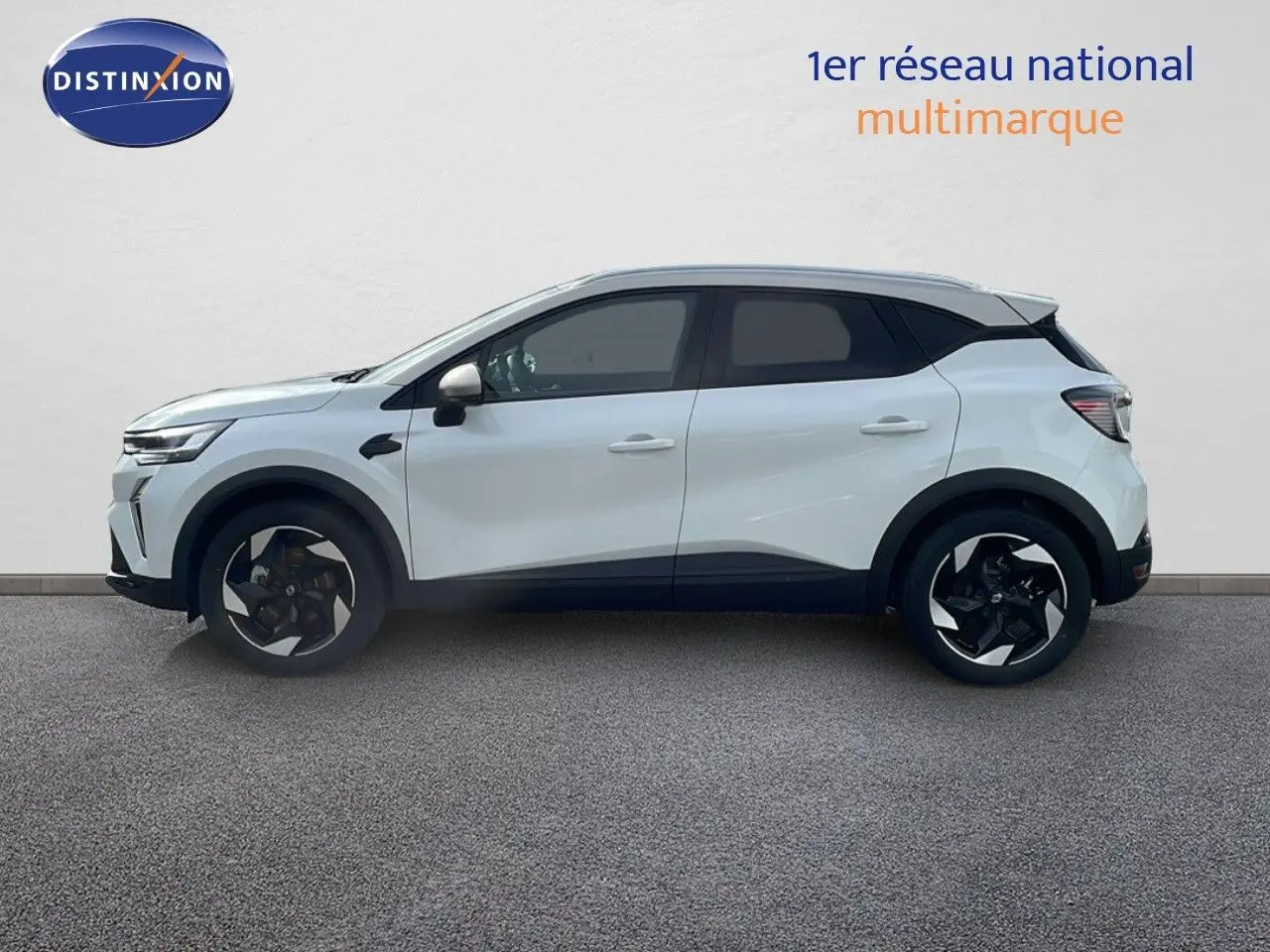 Profil côté gauche du Renault Captur blanc nacré avec toit beige, soulignant ses jantes noires au design moderne.