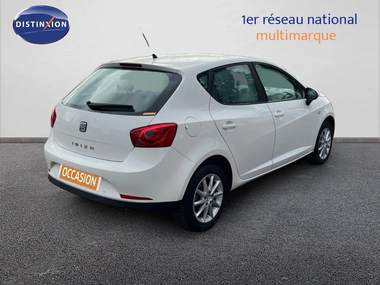 SEAT Ibiza 1.6 TDI 90CH STYLE blanche vue 3/4 arrière côté droit sur fond neutre avec feux arrière rouges.