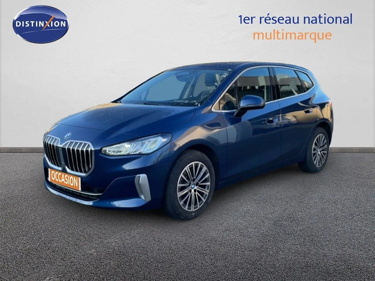 BMW Série 2 Active Tourer bleu Phytonique métal vue 3/4 avant droit avec calandre imposante et jantes alliage.