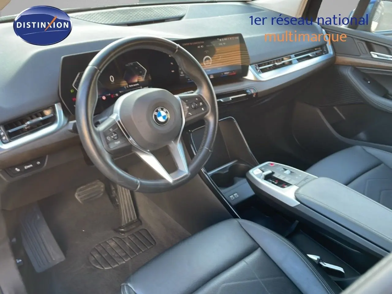Vue intérieure côté conducteur de la BMW Série 2 Active Tourer 218i 2022, avec tableau de bord numérique et cuir noir.