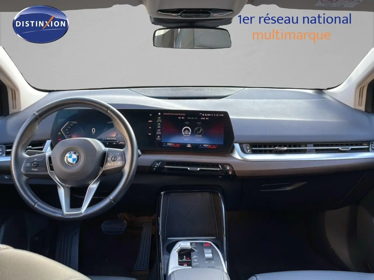 Vue intérieure avant du tableau de bord et volant cuir noir de la BMW Série 2 Active Tourer 218i 2022.