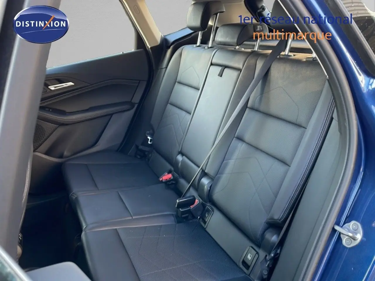 Vue intérieure côté droit des sièges arrière en cuir noir d'une BMW Série 2 Active Tourer bleu phytonique métal.