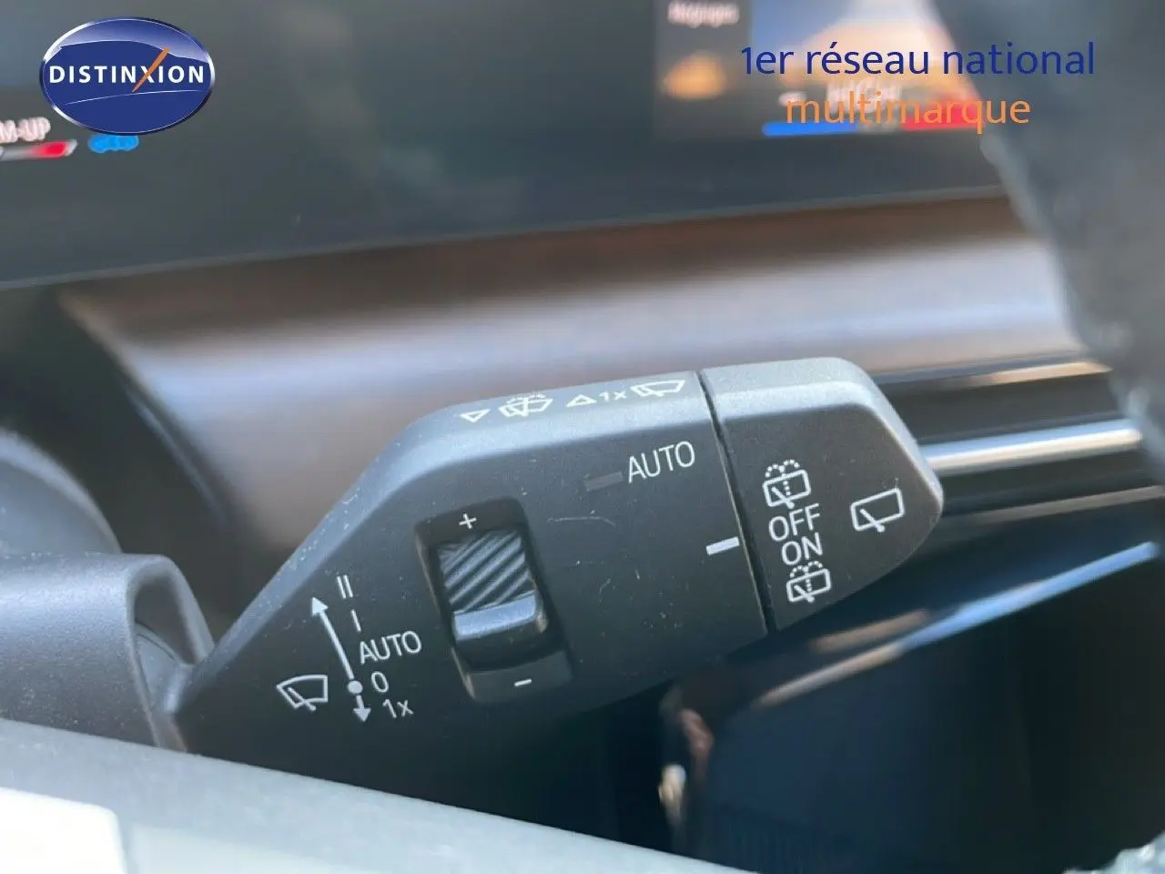 Gros plan sur la commande des essuie-glaces dans l’habitacle d’une BMW Série 2 Active Tourer bleu phytonique métal.