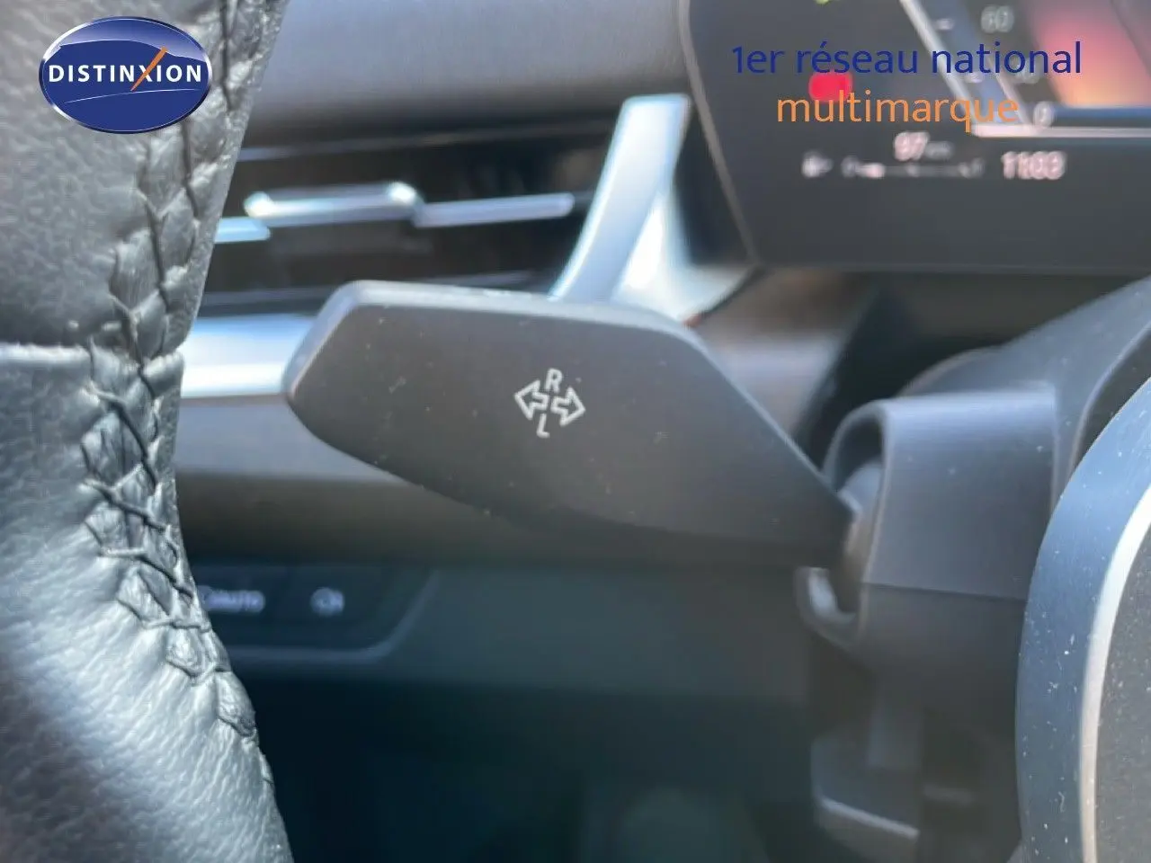 Gros plan sur la manette de clignotant à gauche du volant en cuir noir dans l'habitacle du BMW Série 2 Active Tourer.