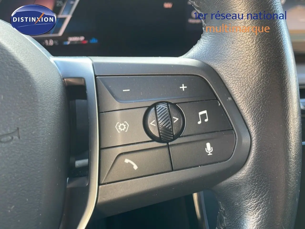 Gros plan sur les commandes multifonctions au volant cuir noir d'une BMW Série 2 Active Tourer 218i 2022.