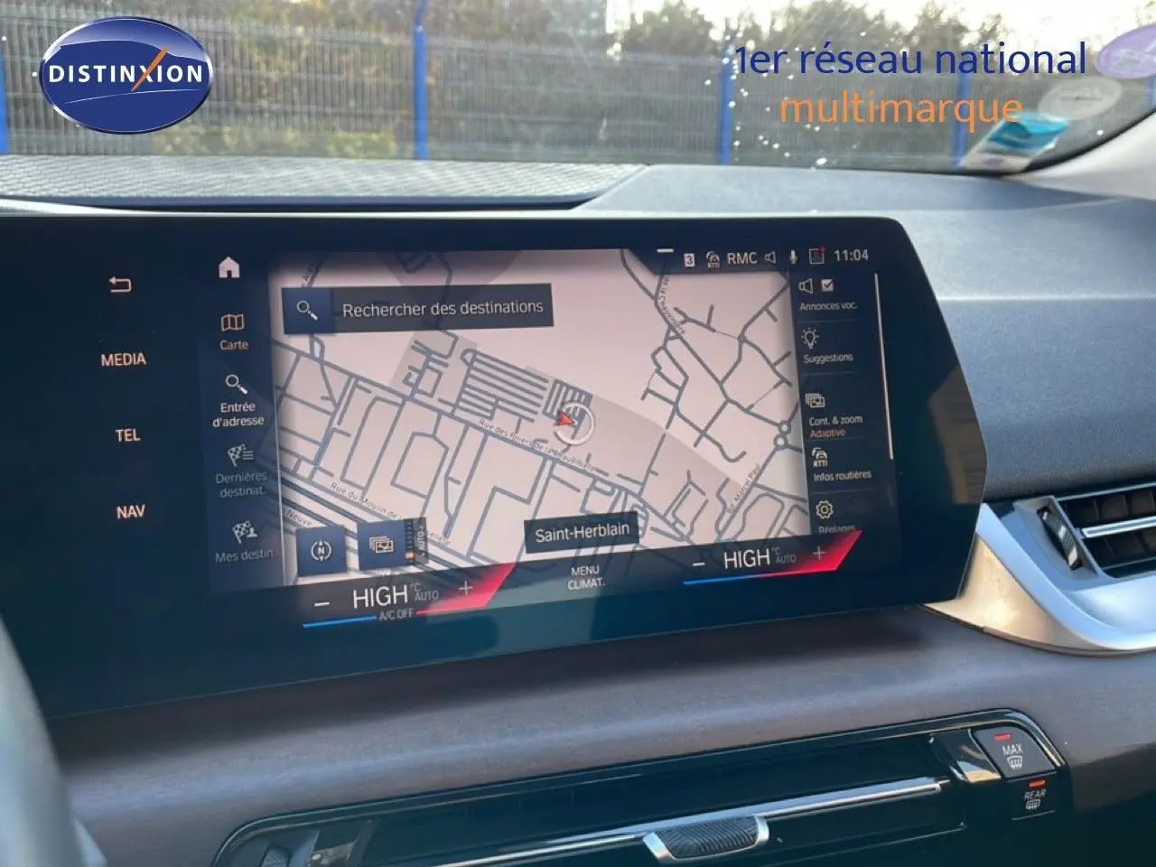 Vue intérieure du tableau de bord de la BMW Série 2 Active Tourer 218i 2022, écran tactile avec navigation et climatisation digitale.