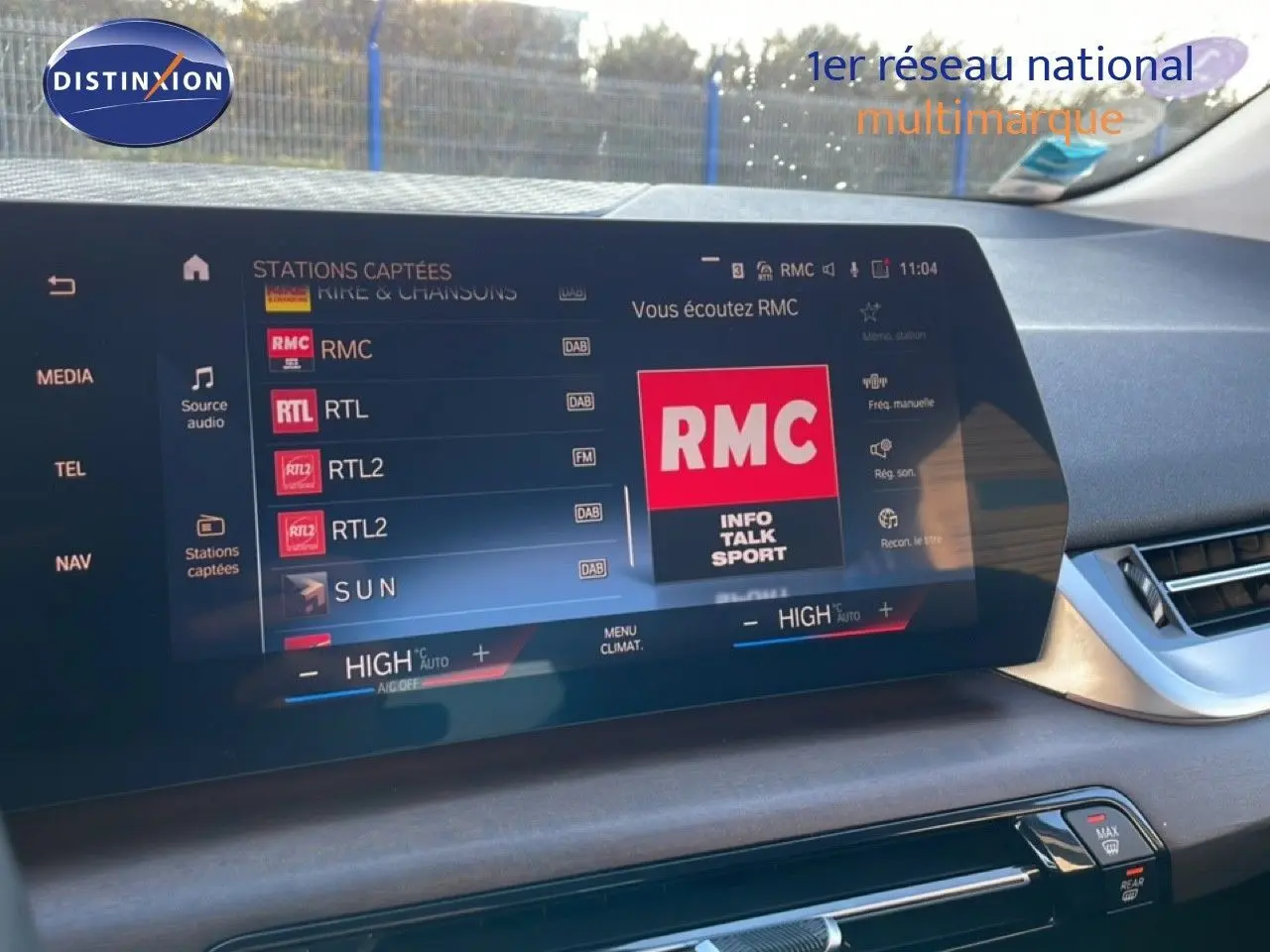 Vue intérieure du tableau de bord de la BMW Série 2 Active Tourer 218i 2022 avec écran tactile affichant les stations radio.