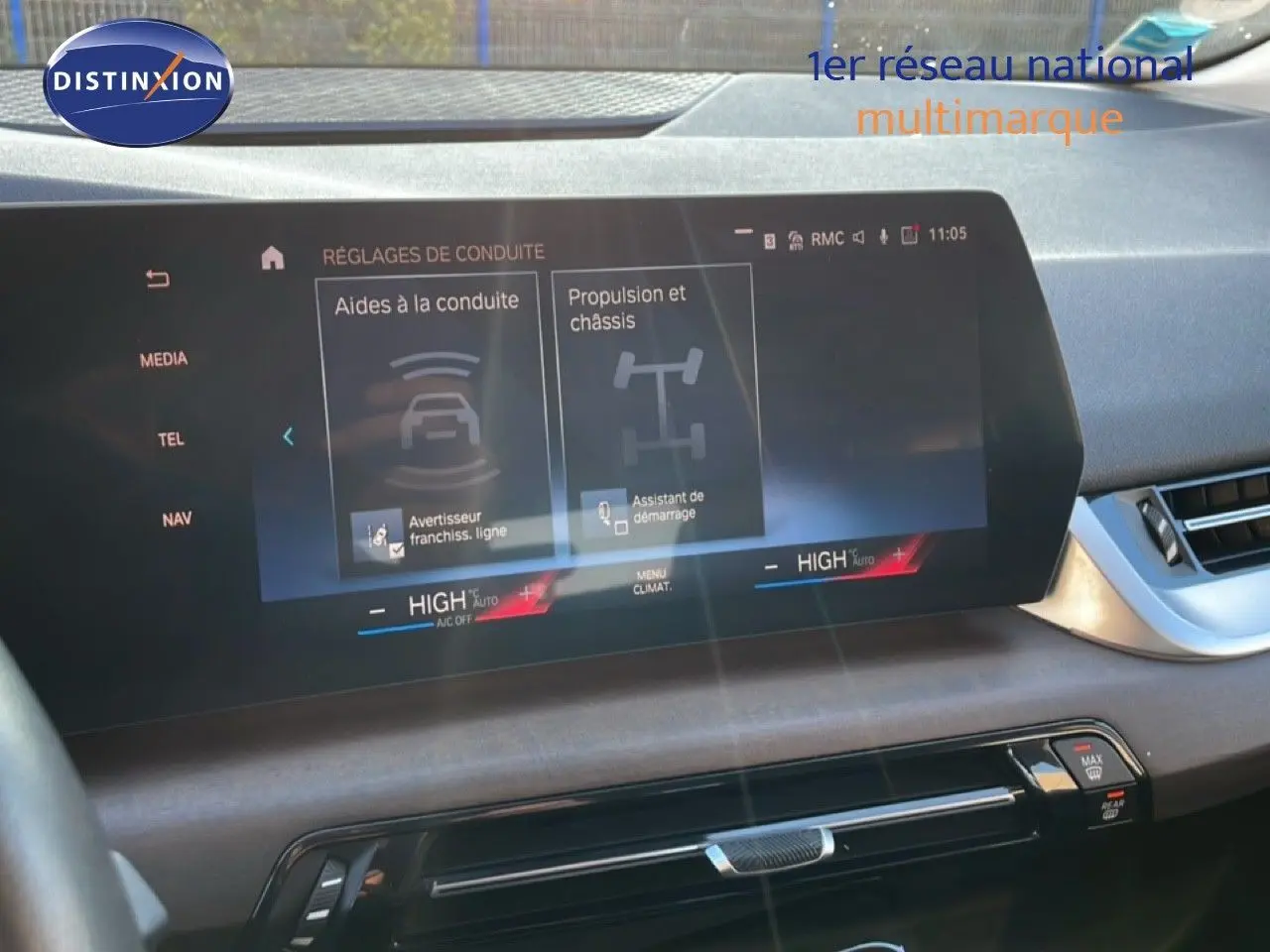 Vue intérieure du tableau de bord de la BMW Série 2 Active Tourer bleu phytonique, écran tactile affichant les aides à la conduite.