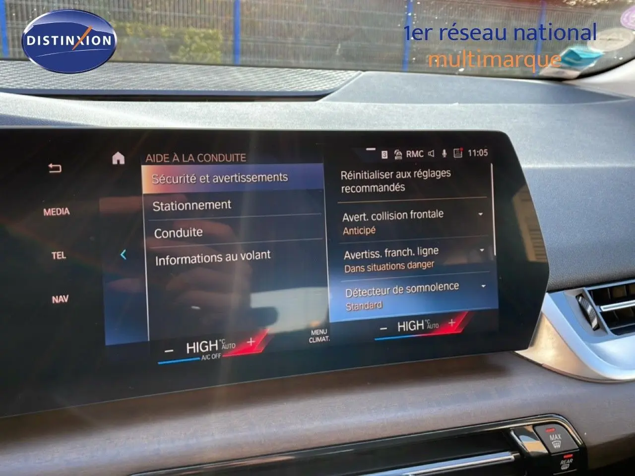 Écran tactile intérieur de BMW Série 2 Active Tourer 218i 2022 affichant les aides à la conduite.