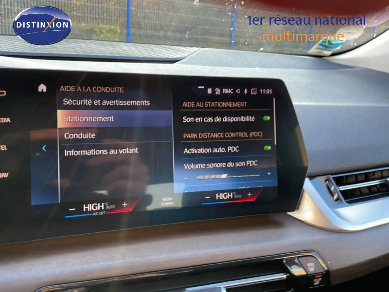 Vue intérieure du tableau de bord de la BMW Série 2 Active Tourer 218i 2022, écran tactile affichant les aides à la conduite.