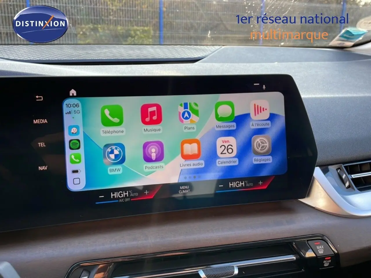 Écran tactile central de la BMW Série 2 Active Tourer 218i 2022 affichant les applications connectées, vue intérieure avant.