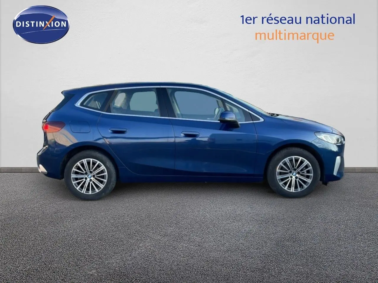 BMW Série 2 Active Tourer 218i bleu phytonique métal vue de profil côté gauche sur fond neutre.