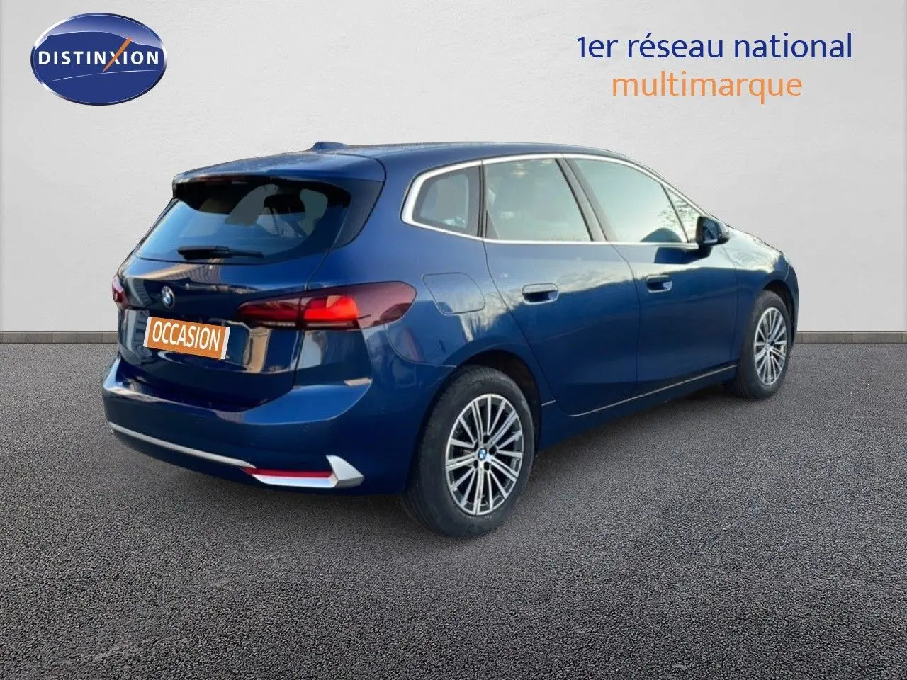 Vue 3/4 arrière droite d'une BMW Série 2 Active Tourer 218i bleu phytonique métal avec jantes alliage et feux LED.
