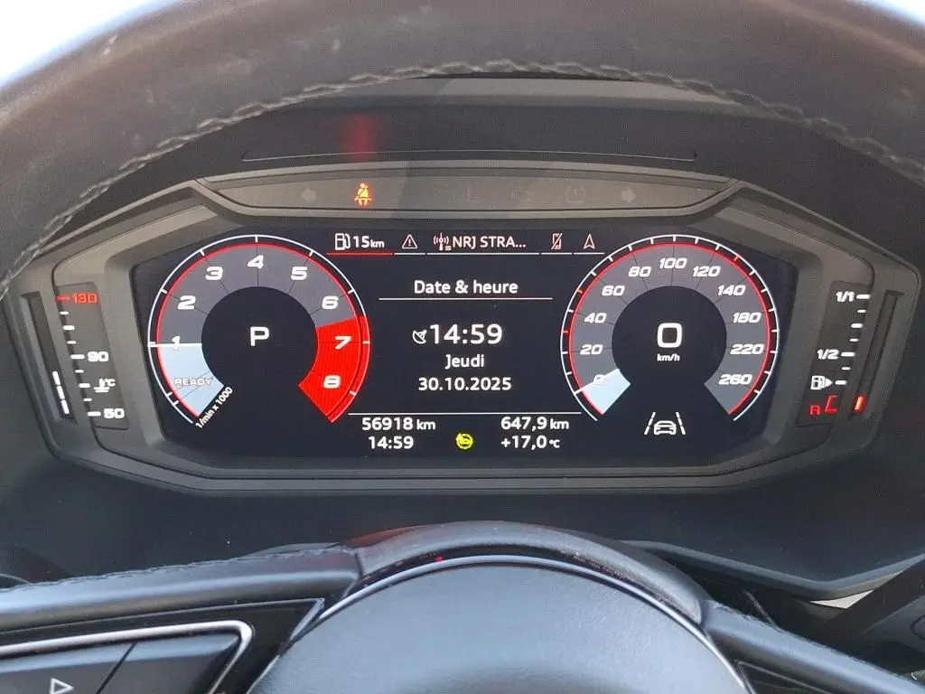 Gros plan sur la roue arrière droite d'une Audi A1 blanche avec jante alu 17 pouces et logo Audi au centre.