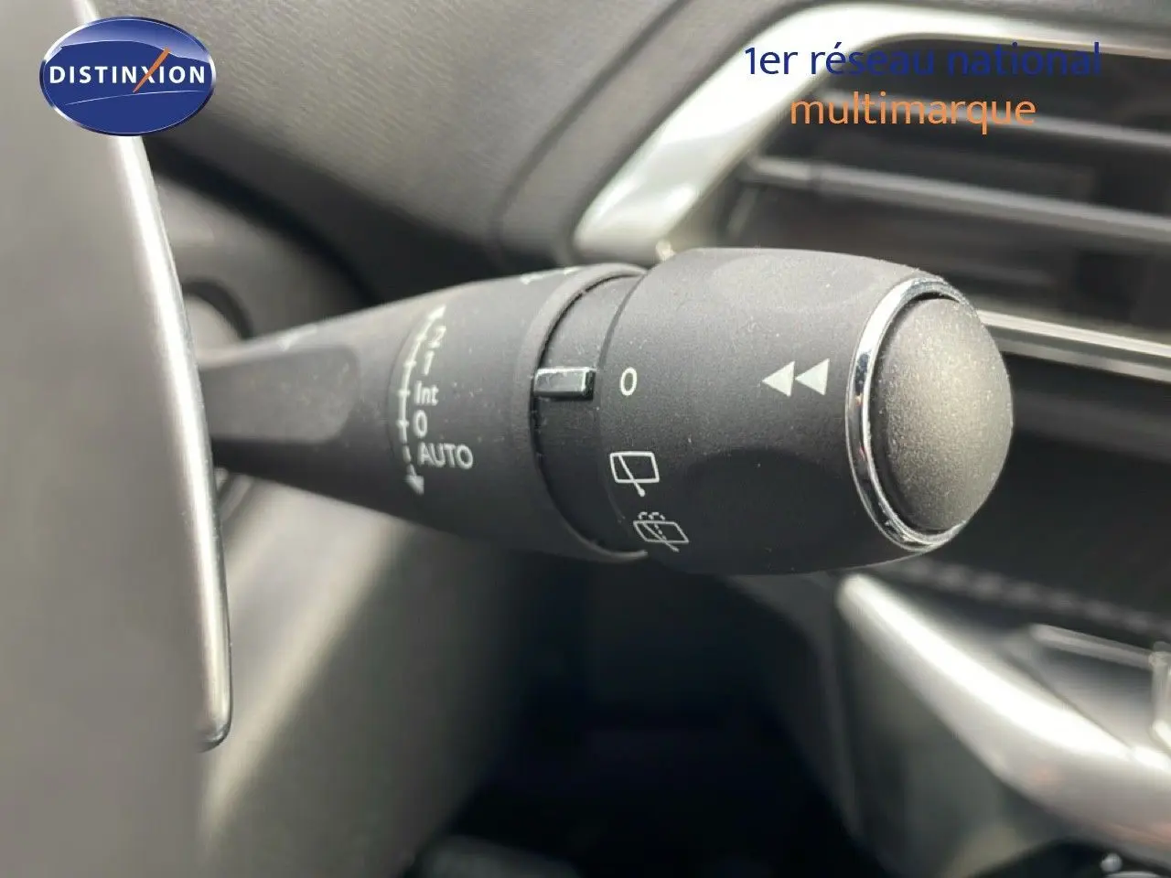 Gros plan sur le commodo de l'essuie-glace dans l'habitacle du Peugeot 3008 hybride rechargeable bleu Célèbes Métal.