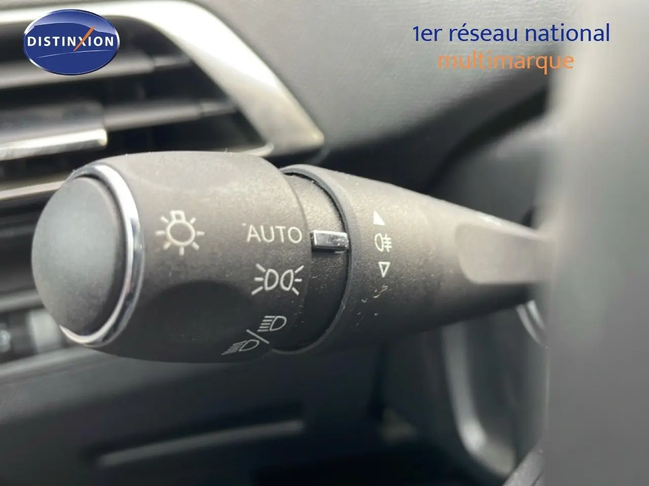 Gros plan sur la commande des phares du Peugeot 3008 hybride rechargeable 2024, détails des symboles d’éclairage.