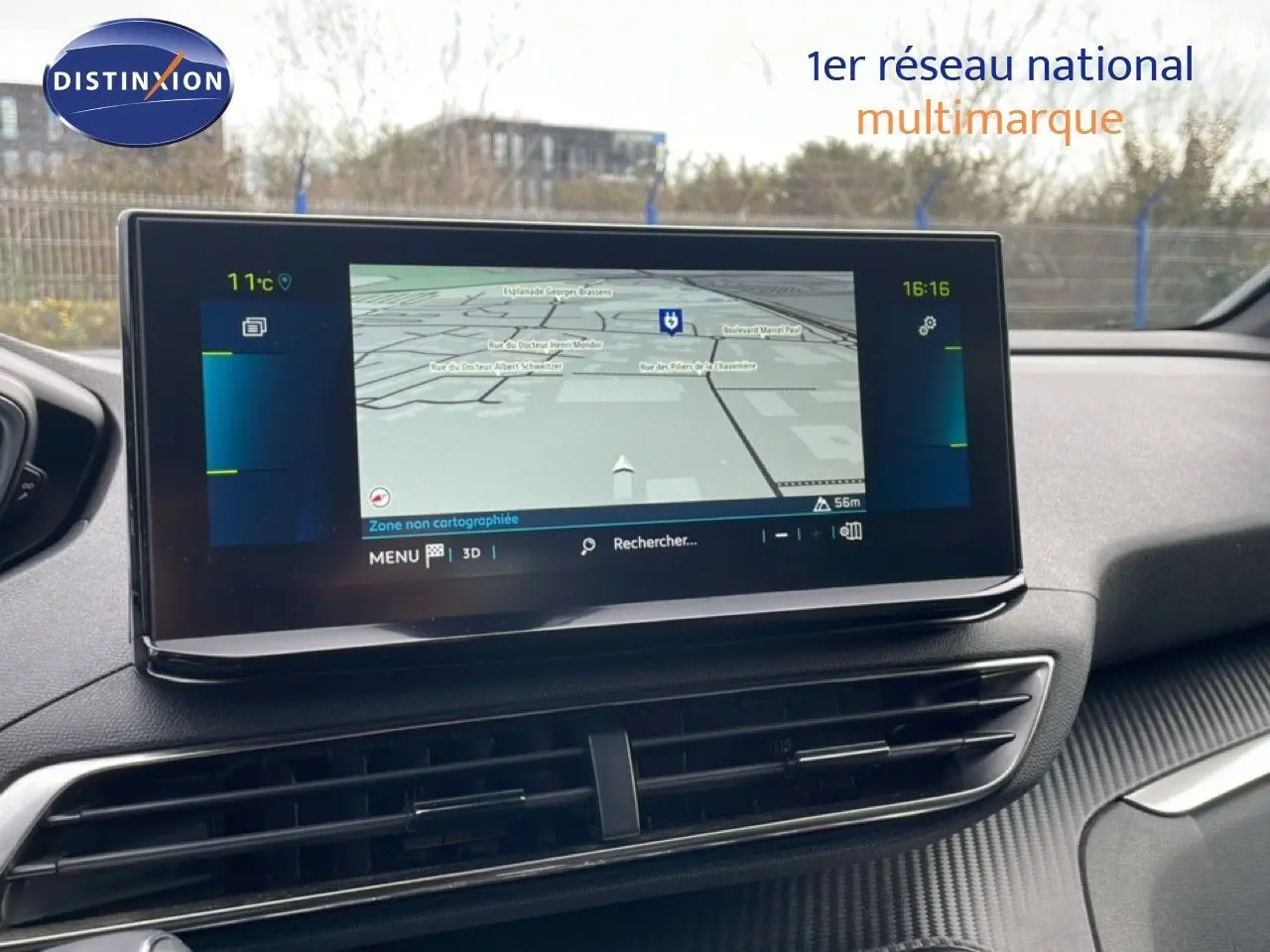 Écran tactile central avec navigation GPS du Peugeot 3008 hybride rechargeable, vue intérieure du tableau de bord.