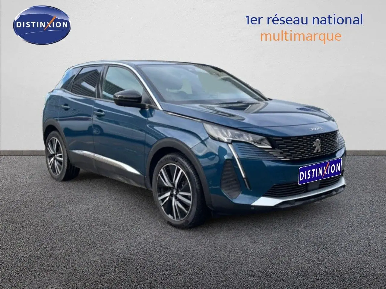 Peugeot 3008 hybride rechargeable bleu Célèbes métal en 3/4 avant droit, avec jantes alliage et calandre noire distinctive.