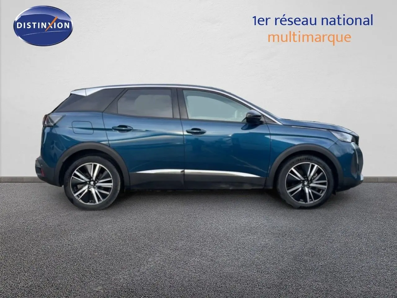 Vue latérale droite d'un Peugeot 3008 hybride rechargeable 2024 en bleu Celebes métallisé avec jantes alliage bicolores.