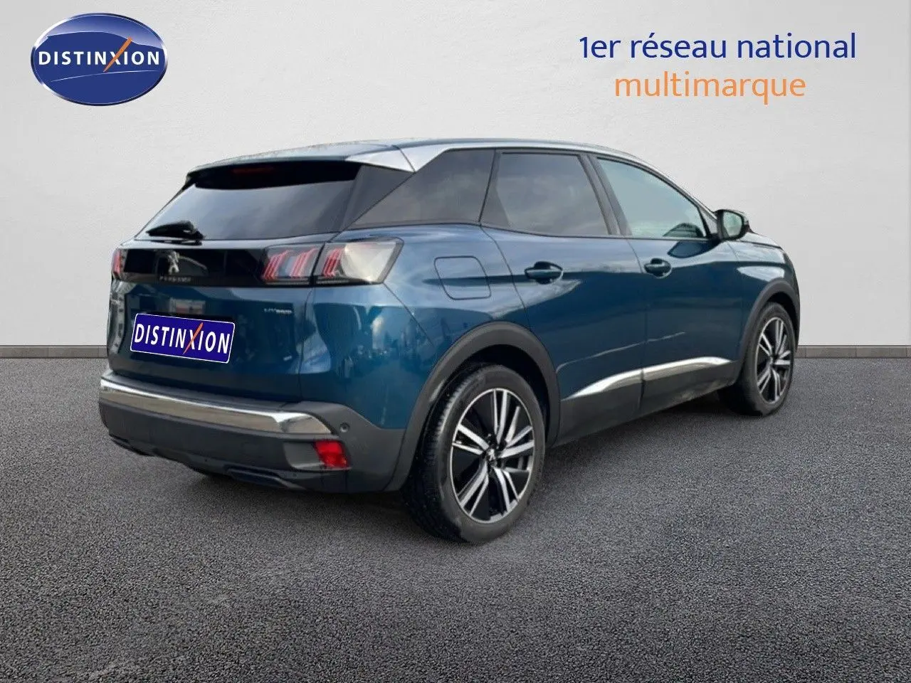 Peugeot 3008 hybride rechargeable bleu Célèbes métal, vue 3/4 arrière droit avec jantes alliage noires et toit noir.