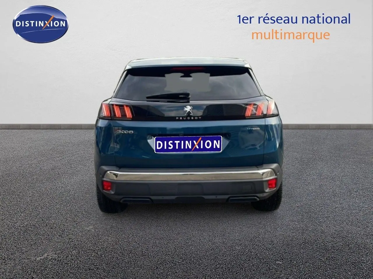 Vue arrière d'un Peugeot 3008 hybride rechargeable bleu Célèbes métal avec feux arrière à LED distinctifs.