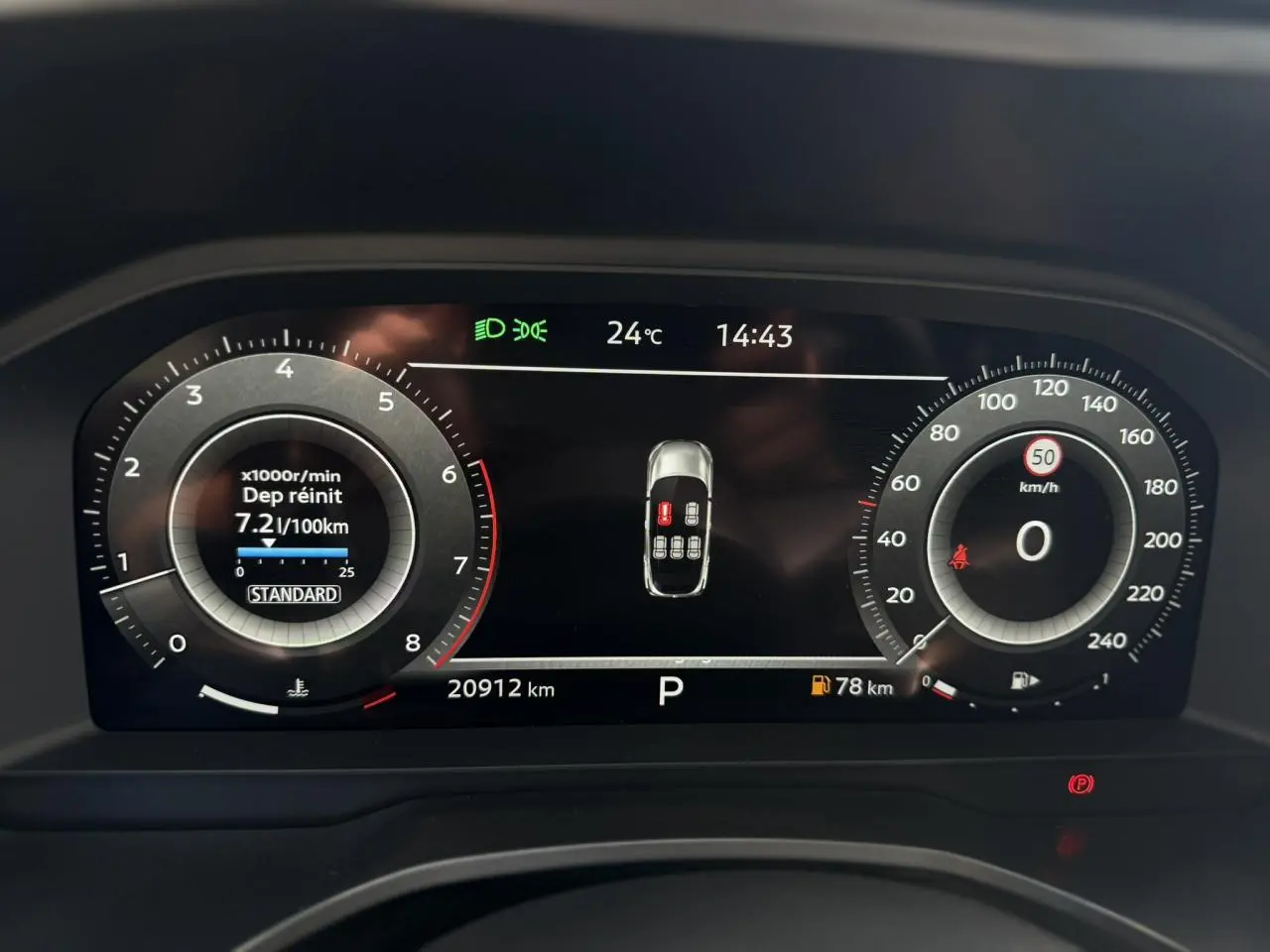 Tableau de bord numérique du Nissan Qashqai 2025 affichant la consommation, la vitesse à 0 km/h et la température extérieure.