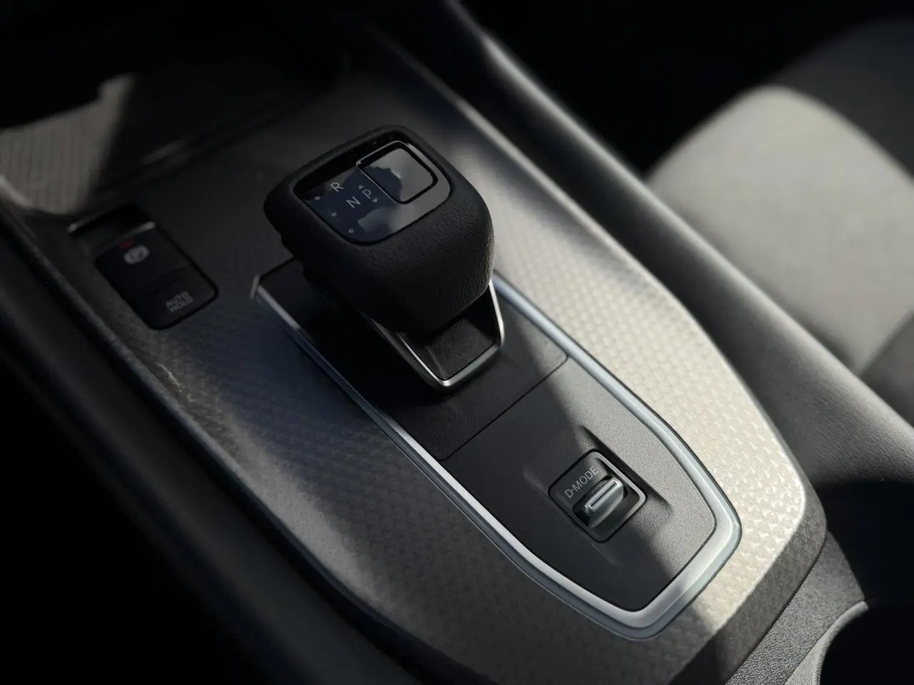 Le levier de vitesses automatique noir du Nissan Qashqai 2025, vue rapprochée sur la console centrale avec bouton D-Mode.