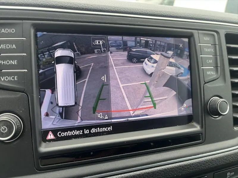Écran de caméra de recul du Volkswagen Crafter blanc montrant le stationnement avec repères verts et rouges.