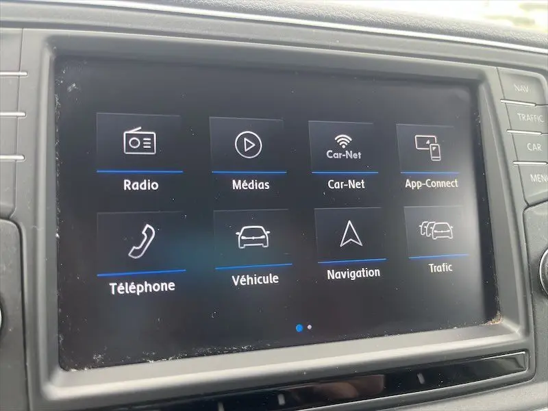 Écran tactile du système multimédia du Volkswagen Crafter Fourgon 2019 affichant les options Radio, Médias, Navigation et Téléphone.