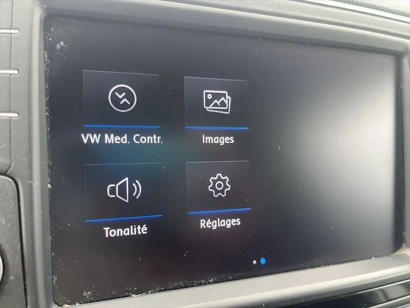 Écran tactile du système multimédia du Volkswagen Crafter blanc, affichant les options de réglages audio et images.